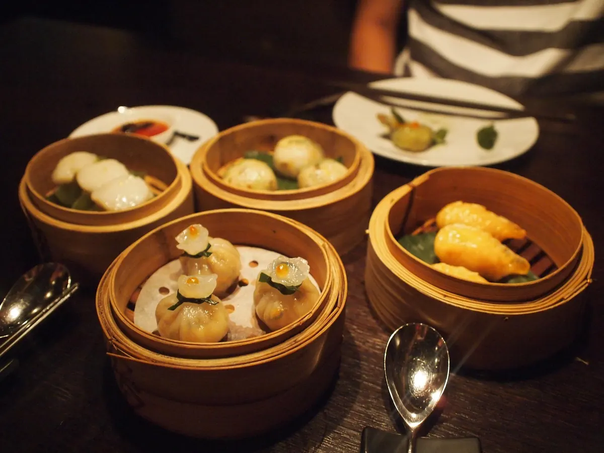 Dim sum servírované v bambusových košíkoch